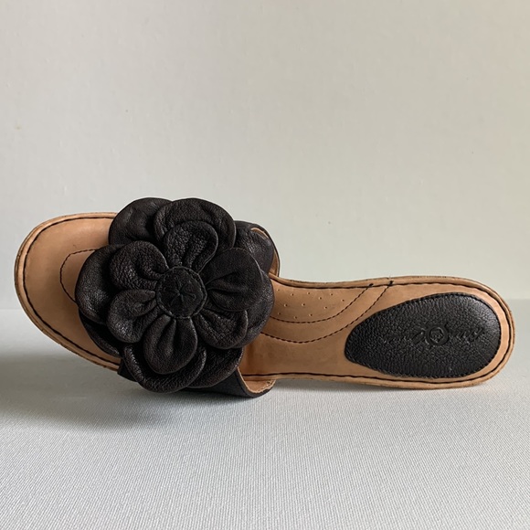 Børn Leather Flower Sandal with 4 Inch Heel—Size 10/42 - Picture 8 of 11